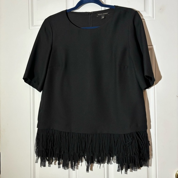 ❤️2/$15 or 3/$21❤️ Banana Republic Fringed Bottom Black S/S Top, Size Small - Picture 1 of 7